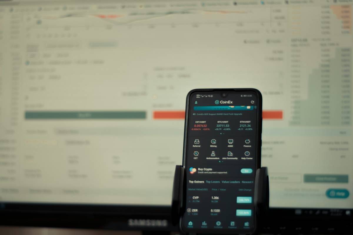 hosted pbx explained with cloud phone system diagram showing remote workers connecting via internet